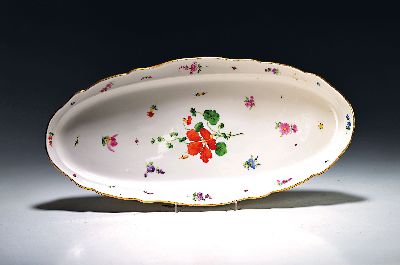 Ovale Platte, Meissen, Knaufzeit, um 1890, 1. Wahl, Porzellan, Goldrand, Malerei mit gestreuten Blumen und Insekten, Alterssp., 54x26 cm,