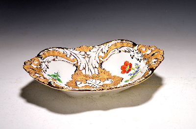 Prunkschüssel, Meissen, 20.Jh., 1.Wahl, Porzellan, Reliefzierrat von Akanthusblatt reich vergoldet, Blumenmalerei, Alterssp., 30x20 cm