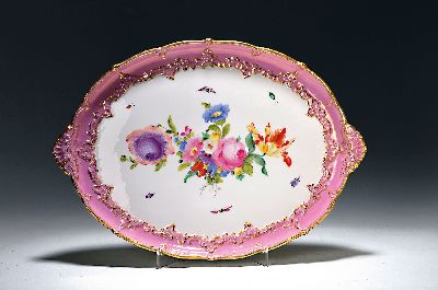 Tablett, Meissen, Knaufzeit, um 1880/90, 1. Wahl, Porzellan, breite Purpurkante, Reliefzierrat vergoldet, Blumenbukettmalerei mit Insekten, ...