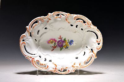 Prunkschüssel, Meissen, 2.Hälfte 20.Jh., 1 .Wahl, Porzellan, Reliefzierrat kupferfarben gehöht, Blumenmalerei, Wandung in Durchbrucharbeit, ...