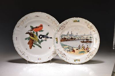 2 große Zierteller, KPM Berlin, 20.Jh., Porzellan, Goldstaffage, 1x Malerei mit Stadtlandschaft und bewegter Staffage, D. 32cm; Malerei mit ...