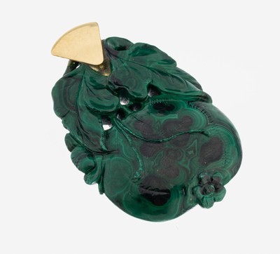 Malachit-Anhänger mit 18 kt Gold Öse, GG 750/000, floral geschnitzter Malachit, ca. 5.4x 3.5 cm, ca. 31.1 g
