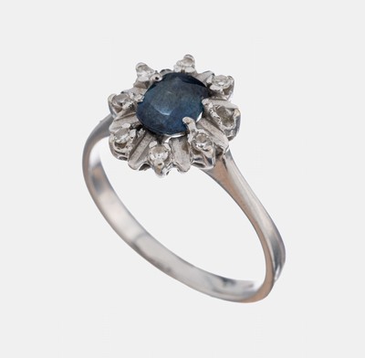18 kt Gold Saphir-Diamant-Ring, WG 750/000,ovalfacett. Saphir ca. 0.50 ct, 7 8/8 -Diamanten zus. ca. 0.07 ct Weiß/si, 1 Stein fehlt, RW 51, ca. 3.2 ...