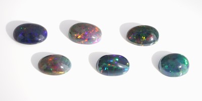 Lot 6 lose Schwarzopal-Cabochons, 18.20 ct, schönes Farbspiel in Grün, Orange und Blau, wohl beh.