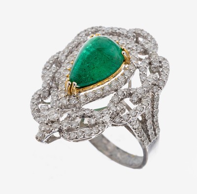 18 kt Gold Brillant-Smaragd-Ring, WG/GG 750/000, 179 Brillanten zus. ca. 5.0 ct Weiß-l.get.Weiß/si-p, in GG gefasster tropfenf. Smaragdcabochon ...