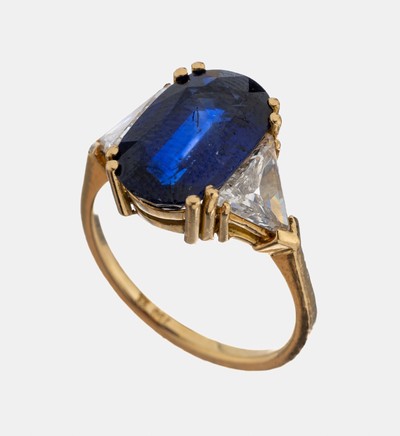18 kt Gold Saphir-Diamant-Ring, GG 750/000,ovalfacett. Saphir ca. 5.20 ct, sehr schöne Farbe, 2 Diamanttriangeln zus. ca. 1.50 ct Weiß/si, RW 56, ...