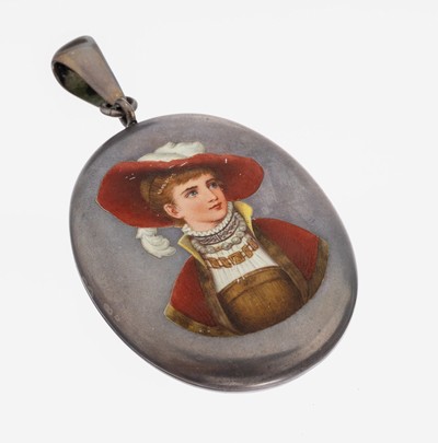 Medaillon-Anhänger, um 1890, Silber gepr., ovale Grundform, Emailmalerei, Darstellung eines Mannes, berieben, innen Platz für 2 Fotografien, ca. ...