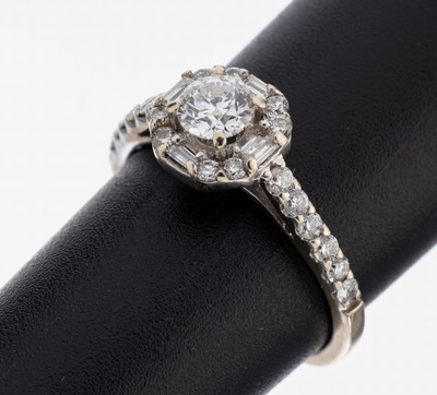 14 kt Gold Diamant-Ring, WG 585/000, mittigBrillant ca. 0.35 ct Weiß/p, 20 Brillanten und4 Diamantbaguettes zus. ca. 0.60 ct Weiß/si-p,RW 50, ca. ...
