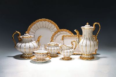 Kaffee- und Teeservice B-Form, Meissen, nach 1945, Porzellan, godroniert und mit Reliefzier, Goldbronze, 7 Tassen mit UT, 10 Kuchenteller D.19cm (1x ...