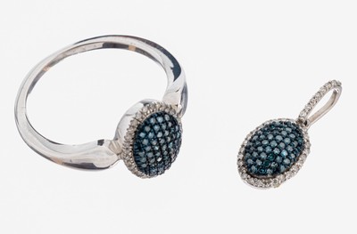 Diamant-Schmuckset, 925er Silber, best. aus: 1 Ring, RW 56, und 1 Anhänger, Diamanten zus. ca. 1.0 ct Blau (beh.) und Weiß/p, ca. 4.0 g