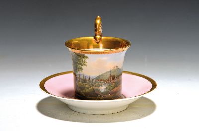 Tasse mit Untertasse, deutsch, KPM Berlin, Mitte 19. Jh., Porzellan, altrosa Fond, in goldgerahmter Kartusche feine polychrome Landschaftsmalerei, ...
