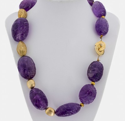 Collier mit gravierten Amethyst-Oliven, Schließe und Zwischenelemente 925er Silber vergoldet, 11 floral gravierte Amethyst-Olivenin l. Verlauf ...