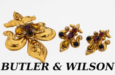 Modeschmuckset BUTLER & WILSON, USA 1970er Jahre, Metall vergoldet, Bourbonen-Lilie mit aufgesetzter Krone, bunter Farbsteinbesatz, Kunstperlen, ...