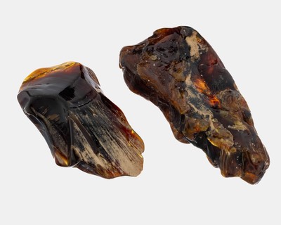 Konvolut 2 große mehrfarbige Bernsteine aus Jambi (West-Sumatra), Indonesien, ca. 23 Mio. Jahre alt, ca. 11 x 5 cm, ca. 65 g; ca. 8.5 x 4.5 cm, ca. ...
