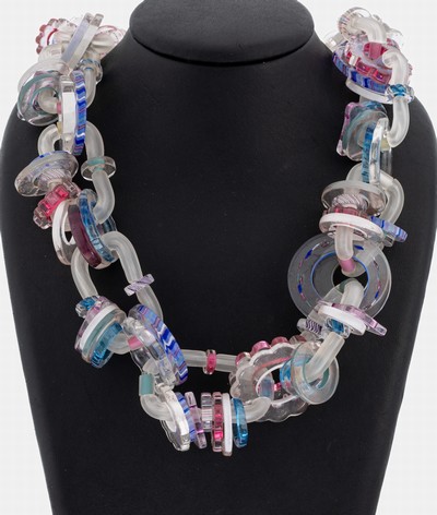 Prunkvolles Glas-Collier, wohl Lalique, Glas-Ringe in versch. Farben, Größen und Strukturen, L. ca. 70 cm, selten im Angebot