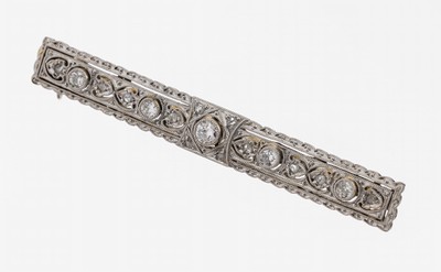 Platin Art Deco Diamant-Brosche, um 1930, Pt gepr., länglich, durchbrochen gearbeitet, 13 Altschliffdiamanten und Diamantrosen zus. ca. 0.30 ct ...