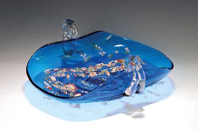 Anbietschale, Auguste Jean Paris, um 1900, blaues Glas mit aufgelegtem japonisierendem Dekor in Email, farblose Glashenkel, ca. 13x35x35cm