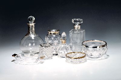 10 Teile Kristallglas mit Silbermonturen, deutsch, 20. Jh., farbloses Glas meist facettiert, Ränder bzw. Henkel in 800er Silber, versch. Größen