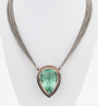 Fluorit-Anhänger, 925er Silber, facett. Fluorit-Tropfen ca. 50 ct, an mehrreihigem Stahlreif, Bajonetteschließe am Anhänger