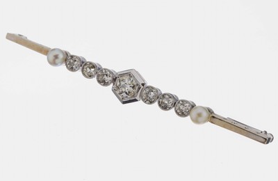 14 kt Gold Perl-Diamant-Brosche, um 1930, GG 585/000, 7 Altschliffdiamanten zus. ca. 1.10 ct l.get.Weiß-Getönt/p, 2 kl. Perlen, beide wohl sek., 1 ...