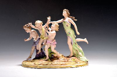 Porzellanfigurengruppe, Volkstedt Thüringen, um 1900, laufende Kinder, bunt bemalt, Sockel mit Goldrand, ca. 21x23x12cm
