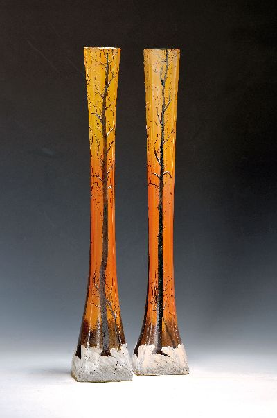 Paar Langhalsvasen, Legras Frankreich, um 1910, orange-gelb mit umlaufendem Emaildekor einer winterlichen Landschaft, signiert, H. je ca. 50cm
