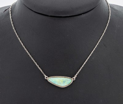 Opal-Collier, 925er Silber, unf. Opal -Cabochon ca. 3.0 ct, L. ca. 51 cm, Federringschließe, ca. 3.4 g