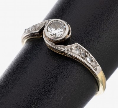 14 kt Gold Diamant-Ring, GG/WG 585/000, nach älterem Vorbild, 1 Brillant und 8 Diamantrosen zus. ca. 0.25 ct get.Weiß/p, RW 53, ca. 1.9 g