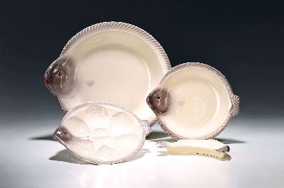 Fisch- und Austernservice, Wächtersbach, 1920er/1930er Jahre, Feinsteingut, in Form von Fischen, 12 flache Teller, eine Platte, 12 kleine Teller, 12 ...