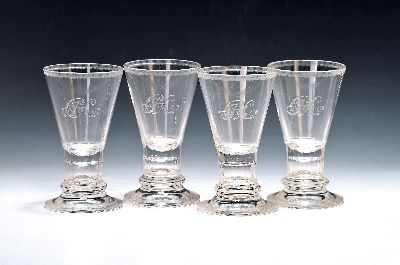 4 Gläser, Lobmeyer Wien, um 1900, farbloses Glas, facettierter Stiel, fein graviert it Perlrand und Monogramm vHdeC, Signet, H. je ca. 12cm