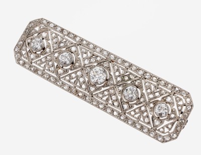 14 kt Gold Art Deco Diamant-Brosche, um 1930, WG 585/000 gepr., schauseitig Platin, geometrisch durchbrochen gearbeitet, 5 Altschliffdiamanten zus. ...
