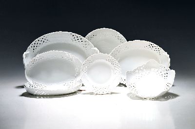 7 Teile Porzellan, Meissen, 20. Jh., weiß, mit 4 Schleifstrichen, Ränder in Durchbrucharbeit, 4 ovale Anbietschalen L. ca. 30/25/22/22cm, 2 runde ...