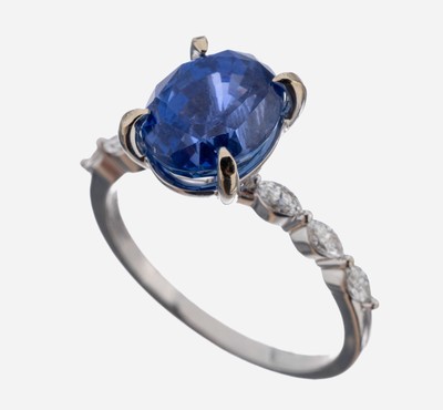 18 kt Gold Saphir-Diamant-Ring, WG 750/000,ovalfacett. Saphir ca. 4.24 ct, schöne Farbe, 6 Diamant-Navettes zus. ca. 0.23 ct feines ...