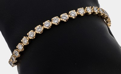 14 kt Gold Brillant-Linienarmband, GG 585/000, 35 Brillanten zus. ca. 7.0 ct feines Weiß-Weiß/vs-si, L. ca. 18.5 cm, Kastenschloss mit 2 ...
