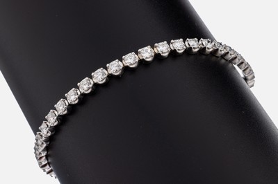 14 kt Gold Brillant-Linienarmband, WG 585/000, 42 Brillanten zus. ca. 5.0 ct feines Weiß-l.get.Weiß/vs-si, L. ca. 18.5 cm, Kastenschloss mit 2 ...
