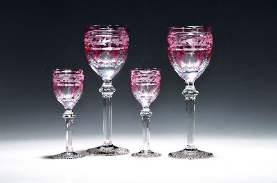 12 Wein- und 12 Likörgläser, wohl Val St. Lambert, 1920er Jahre, Kristallglas partiell rosa überfangen, geschnitten und geschliffen, H. ca. 22 ...