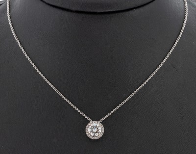18 kt Gold Brillant-Collier, WG 750/000, mittig Brillant ca. 0.96 ct feines Weiß(G)/if,umgeben von Brillanten zus. ca. 0.20 ct ...