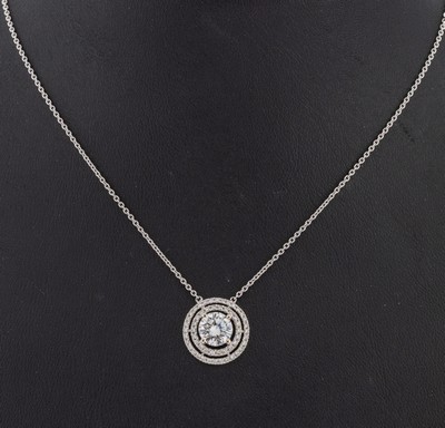 18 kt Gold Brillant-Collier, WG 750/000, mittig Brillant ca. 1.03 ct feines Weiß +(F)/vs1, umgeben von Brillanten zus. ca. 0.25 ct feines ...
