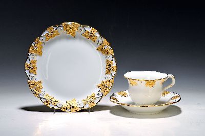 Kaffeegedeck, Meissen, 20. Jh., 1. Wahl, reliefierter Efeudekor matt- u. glanzvergoldet, Tasse, Untertasse, Kuchenteller 20cm
