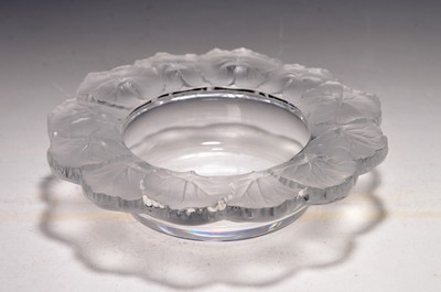 Schale, Lalique France, farbloses Formglas teilmattiert, Rand in Blätterdekor, signiert, H. ca. 5.5cm, D. ca. 21cm