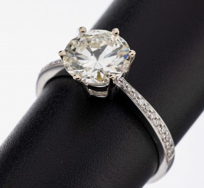 18 kt Gold Diamant-Ring, WG 750/000, mittigAltschliffdiamant ca. 1.86 ct l.get.Weiß (J)/vs1, Ringschulter mit Brillanten zus. ca. 0.13 ct (grav.) ...