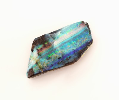 Loser Boulderopal, 61.34 ct, Farbspiel in Blau, Grün, Gelb und Rot