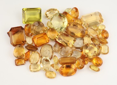 Lot lose Citrine, zus. ca. 557.05 ct, versch. Schliffformen, Größen und Farben, 1 Lemoncitrin beh., Ausfassware teilw. besch.