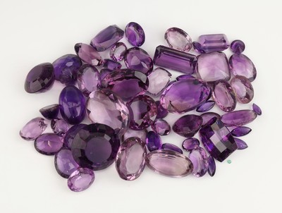 Lot lose Amethyste, zus. ca. 447.90 ct, versch. Größen, Schliffformen und Farbnuancen,Ausfassware teilw. besch.