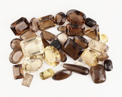 Lot lose Rauchquarze, zus. ca. 642.9 ct, versch. Größen, Formen und Farbnuancen, Ausfassware teilw. besch.