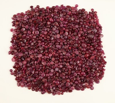 Lot lose Rubincabochons, zus. ca. 805.80 ct, versch. Größen, Formen und Farbnuancen, Ausfassware