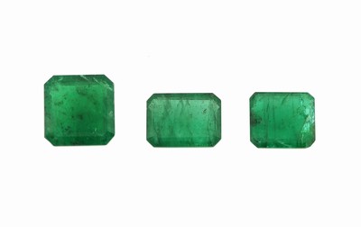Lot 3 lose Smaragde, zus. ca. 6.48 ct, Emerald-Cut, versch. Größen