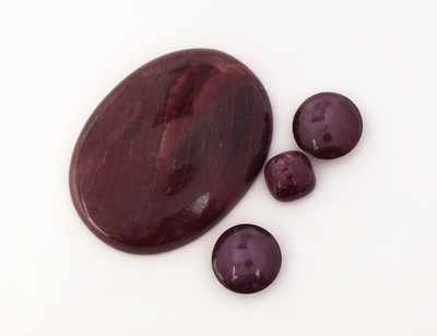 Lot 4 lose Rubine, zus. ca. 247.30 ct, Cabochons in versch. Größen