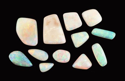 Lot 12 lose Opale, zus. ca. 28.52 ct, Cabochons in versch. Größen und Formen