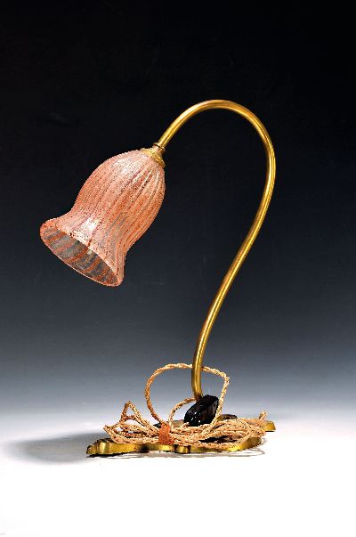 Tischlampe, Daum France, um 1900-10, Messingfuß, Schirm sign. Daum, mit eingeschmolzenen rotbraunen Streifen, Elektr. nicht geprüft, H. ca. 35cm